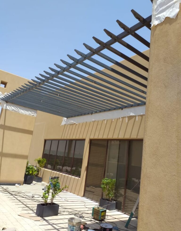 مظلة سيارات بإطار حديدي أسود